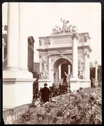 Ansicht des Dewey-Bogens an der 5th Avenue und dem Madison Square nach der Dewey-Parade, New York, 1899